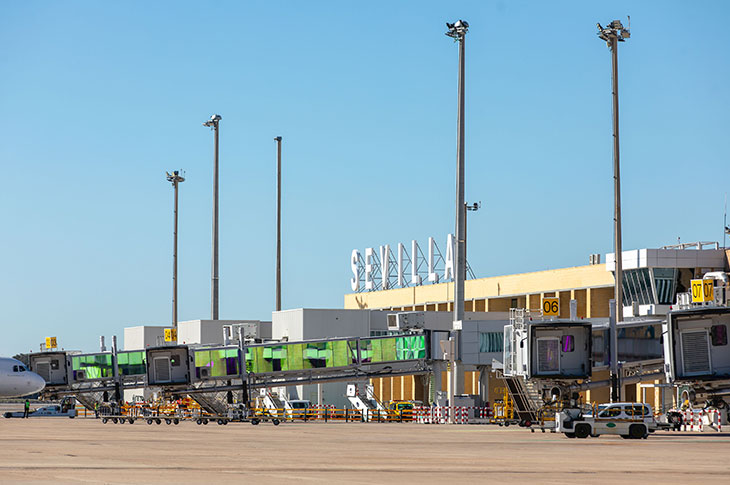 O Aeroporto de Sevilha receberá voos de Istambul, uma conexão que fortalecerá a conexão do destino com os emissores do Oriente Médio e da Ásia nos quais a Turkish Airlines opera a partir do hub da capital turca O Aeroporto de Sevilha receberá voos de Istambul, uma conexão que fortalecerá a conexão do destino com os emissores do Oriente Médio e da Ásia nos quais a Turkish Airlines opera a partir do hub da capital turca