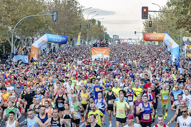Benidorm Half es uno de los eventos más emblemáticos de la ciudad e incluye una prueba de 10K para quienes buscan un desafío algo más moderado Benidorm Half es uno de los eventos más emblemáticos de la ciudad e incluye una prueba de 10K para quienes buscan un desafío algo más moderado