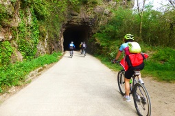 The Bidasoa Greenway runs along the old ‘tren txikito’ route between Behobia (Irún-Gipuzkoa) and Oieregi (Navarra)