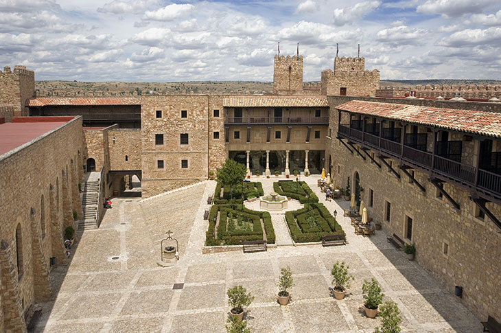 El Parador de Sigüenza, en Guadalajara, es una fortaleza del siglo XII que se construyó sobre una alcazaba árabe y recientemente ha reabierto sus puertas tras una profunda renovación
