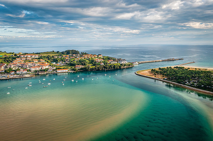 San Vicente de la Barquera lies in the heart of the Oyambre Nature Park, a protected natural area made up of estuaries, cliffs, beaches, dunes, meadows, and forests San Vicente de la Barquera lies in the heart of the Oyambre Nature Park, a protected natural area made up of estuaries, cliffs, beaches, dunes, meadows, and forests