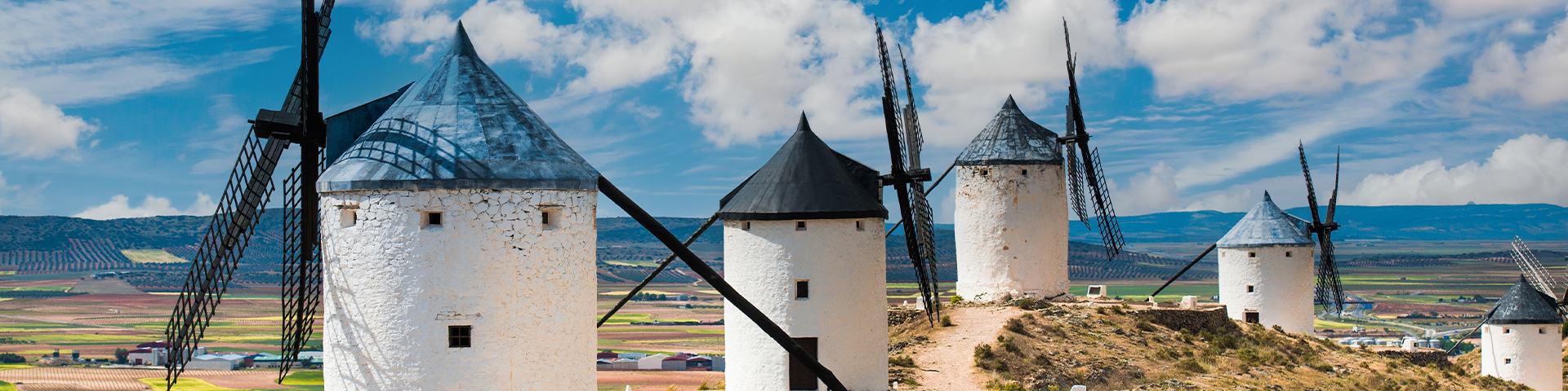 Set in the heart of La Mancha and known as the Land of Giants, Campo de Criptana (Ciudad Real) offers visitors a baptism in tradition thanks to its collection of historic windmills and the traditional Albaicín area