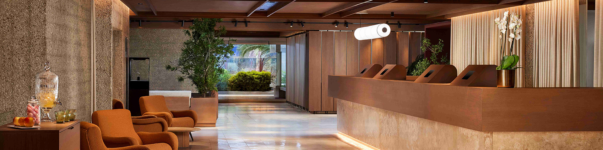 El hotel NH Collection Madrid Eurobuilding, además de contar con 33 salones destaca por su oferta gastronómica, con restaurantes destacados como Diverxo –tres estrellas Michelin– y un sushi bar
