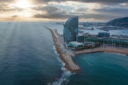 Vista del hotel W Barcelona, uno de los iconos del frente marítimo de la ciudad y un referente para el turismo MICE, con espacios orientados a reuniones, congresos, incentivos y eventos.