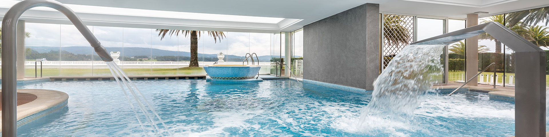El club termal del Balneario de La Toja (Pontevedra, Galicia) ofrece amplias instalaciones bajo techo y al aire libre para el bienestar y la salud, con vistas panorámicas al mar, un fitness center y un menú completo de servicios de spa