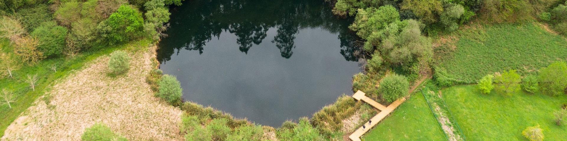 Declarado Área Natural de Especial Interés (ANEI) en 2016, Pozo Tremeo es el único lago natural de la franja costera de Cantabria