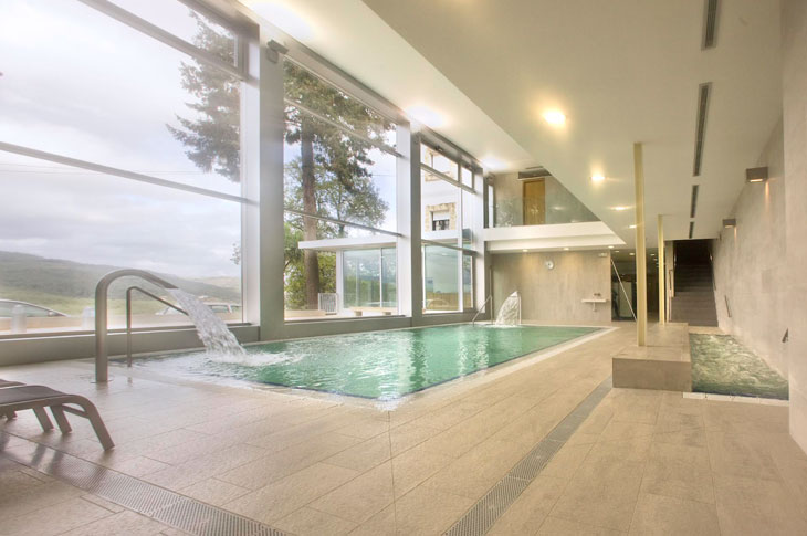 El Balneario Baños da Brea (Vila de Cruces) ofrece aguas de clorurado sódicas, sulfuradas, bicarbonatadas y alcalinas, que emanan a una temperatura de 28ºC El Balneario Baños da Brea (Vila de Cruces) ofrece aguas de clorurado sódicas, sulfuradas, bicarbonatadas y alcalinas, que emanan a una temperatura de 28ºC