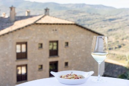 The Las Cinco Villas restaurant rounds off the Parador experience with a proposal based on local products and iconic Aragonese dishes