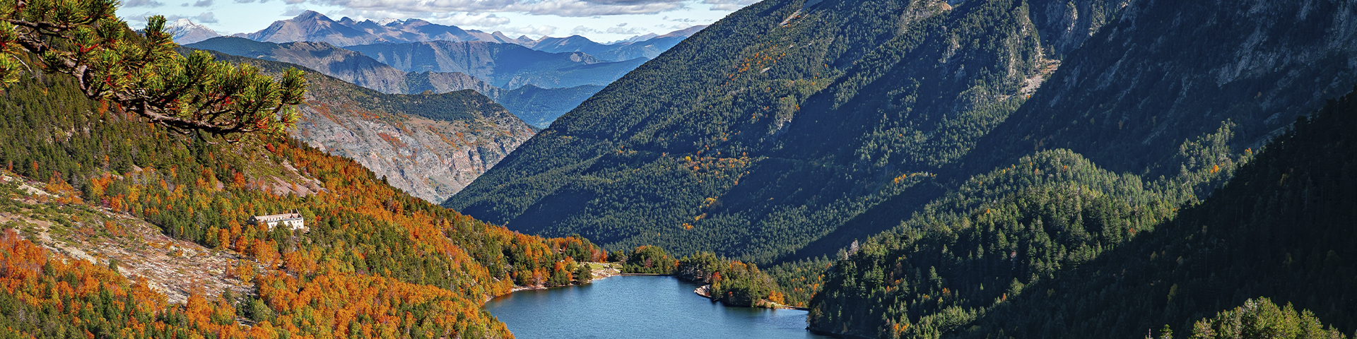 O Parque Nacional Aigüestortes i Estany de Sant Maurici é o único parque nacional da Catalunha e um verdadeiro paraíso para os amantes da natureza: lagos, torrentes, cachoeiras, turfeiras, terrenos pedregosos, picos selvagens e florestas exuberantes   Manchete: Cinco parques nacionais que revela