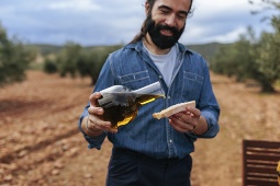 Cata de aceite de oliva virgen extra en un olivar, una experiencia que conecta gastronomía, paisaje y cultura del aceite.