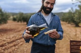Cata de aceite de oliva virgen extra en un olivar, una experiencia que conecta gastronomía, paisaje y cultura del aceite. Cata de aceite de oliva virgen extra en un olivar, una experiencia que conecta gastronomía, paisaje y cultura del aceite.