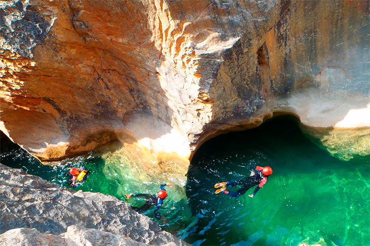Canyoning in Aragon offers waterfalls and gorges tackled with technique, physical endurance, and knowledge of the natural environment