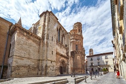 Catedral de Santa María de Tudela, parada imprescindible en el Camino Ignaciano. Fue elevada de Colegiata a Catedral en el siglo XVIII por mandato de Pío VI