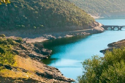 Gesamtansicht des Monfragüe-Nationalparks in Cáceres (Extremadura, Spanien)