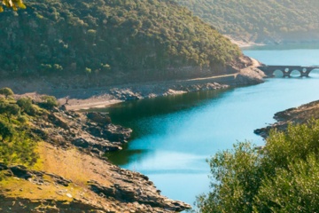 Gesamtansicht des Monfragüe-Nationalparks in Cáceres (Extremadura, Spanien)