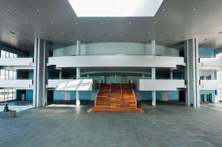 Mar de Vigo Kongrescenter tilbyder over 2.500 m2 plads til messer, møder, præsentationer og seminarer Mar de Vigo Kongrescenter tilbyder over 2.500 m2 plads til messer, møder, præsentationer og seminarer