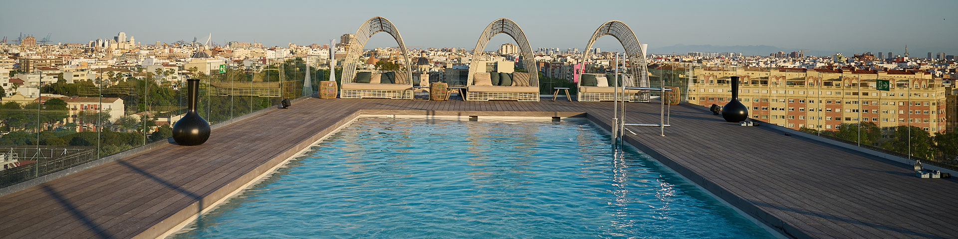 O rooftop do Novotel Valencia Lavant tem um bar e uma piscina com vistas privilegiadas para a cidade