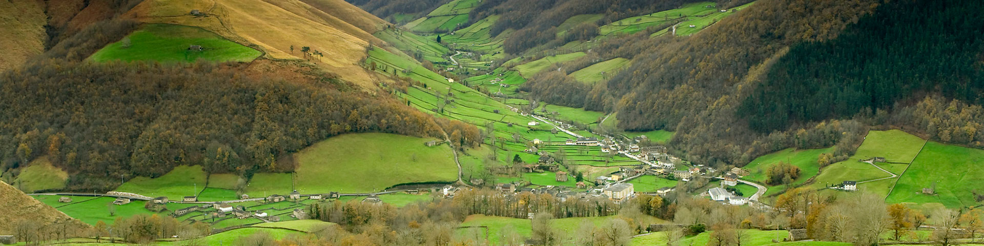O miradouro de La Braguía é um dos cinco miradouros mais emblemáticos para conhecer os Vales do Pasiego, com vistas espetaculares que contam histórias de uma paisagem viva, moldada pela natureza e pela mão do  homem ©Turismo da Cantábria
