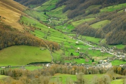 O miradouro de La Braguía é um dos cinco miradouros mais emblemáticos para conhecer os Vales do Pasiego, com vistas espetaculares que contam histórias de uma paisagem viva, moldada pela natureza e pela mão do homem ©Turismo da Cantábria O miradouro de La Braguía é um dos cinco miradouros mais emblemáticos para conhecer os Vales do Pasiego, com vistas espetaculares que contam histórias de uma paisagem viva, moldada pela natureza e pela mão do homem ©Turismo da Cantábria