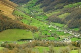 O miradouro de La Braguía é um dos cinco miradouros mais emblemáticos para conhecer os Vales do Pasiego, com vistas espetaculares que contam histórias de uma paisagem viva, moldada pela natureza e pela mão do homem ©Turismo da Cantábria O miradouro de La Braguía é um dos cinco miradouros mais emblemáticos para conhecer os Vales do Pasiego, com vistas espetaculares que contam histórias de uma paisagem viva, moldada pela natureza e pela mão do homem ©Turismo da Cantábria