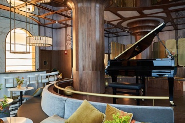 O lobby do Grand Hotel Centenari Valencia apresenta o bar-restaurante Soul of 1927, com um piano de cauda para música ao vivo e coquetéis exclusivos