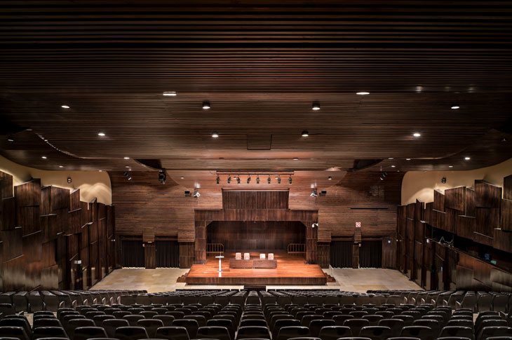 Auditorium 1 spans over 10,000 ft2 with capacity for up to 950 people, making it the largest auditorium at the Málaga Fair and Conference Center