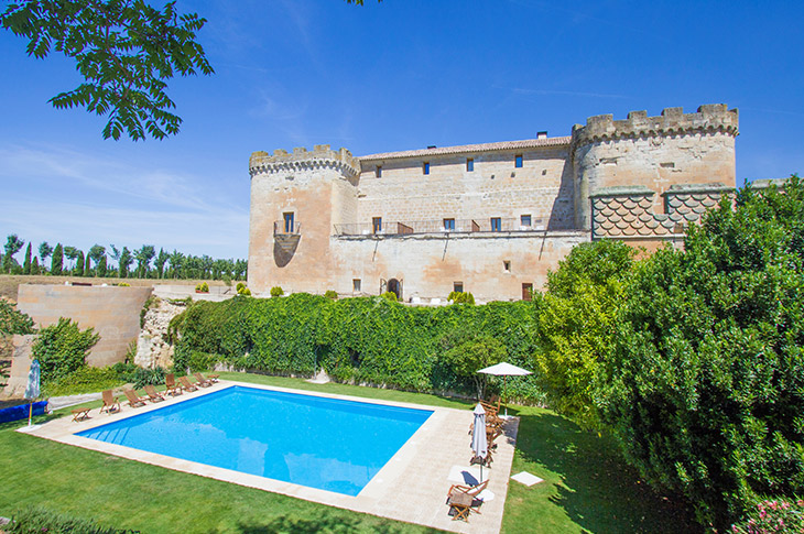 Set within a 116-hectare pasture and surrounded by holm oaks, cork oaks, pines, vineyards and almond trees, the Posada Real Castillo del Buen Amor is a 15th-century castle-palace built atop an 11th-century fortress