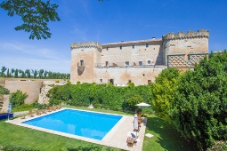 En medio de una dehesa de 116 hectáreas y rodeado de encinas, alcornoques, pinos, viñedos y almendros, se encuentra la Posada Real Castillo del Buen Amor, un castillo-palacio del siglo XV construido sobre una fortaleza anterior del siglo XI