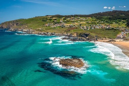 Valdoviño (Ferrol, A Coruña) destaca-se pela grande beleza da sua costa. Aqui encontramos praias abertas ao mar, como O Baleo e Pantín, ou o areal de A Frouxeira © Shutterstock Valdoviño (Ferrol, A Coruña) destaca-se pela grande beleza da sua costa. Aqui encontramos praias abertas ao mar, como O Baleo e Pantín, ou o areal de A Frouxeira © Shutterstock