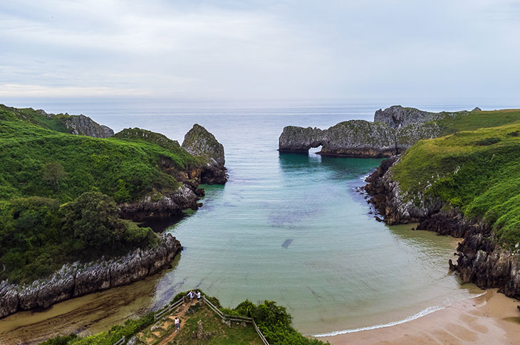 A Praia de Berellin, localizada na costa oeste, destaca-se pela sua grande beleza natural e formações cársicas © Shutterstock