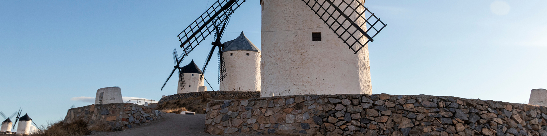 Molinos de viento de Consuegra, una de las estampas más emblemáticas de la Ruta de Don Quijote en Castilla-La Mancha.