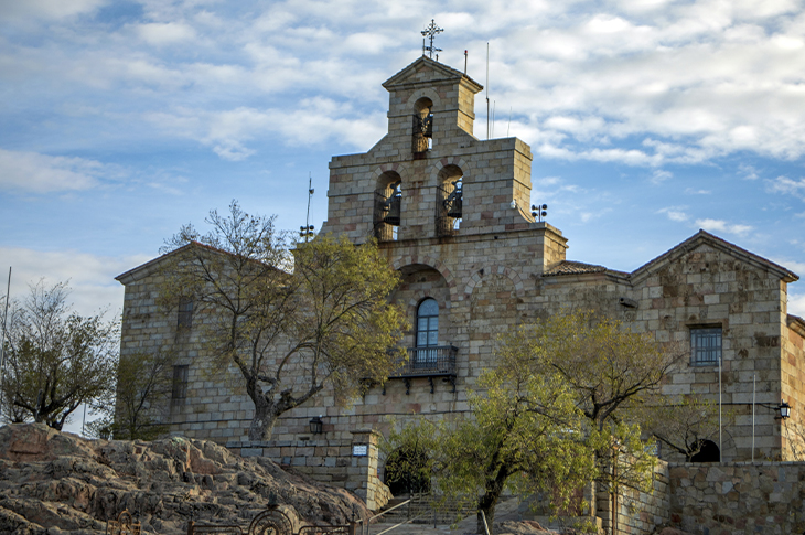 Królewska Bazylika-Sanktuarium Nuestra Señora de la Cabeza w prowincji Jaén położona jest w samym sercu Parku Przyrodniczego Sierra de Andújar, na wzgórzu znanym jako Cerro del Cabezo Królewska Bazylika-Sanktuarium Nuestra Señora de la Cabeza w prowincji Jaén położona jest w samym sercu Parku Przyrodniczego Sierra de Andújar, na wzgórzu znanym jako Cerro del Cabezo