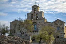 Królewska Bazylika-Sanktuarium Nuestra Señora de la Cabeza w prowincji Jaén położona jest w samym sercu Parku Przyrodniczego Sierra de Andújar, na wzgórzu znanym jako Cerro del Cabezo Królewska Bazylika-Sanktuarium Nuestra Señora de la Cabeza w prowincji Jaén położona jest w samym sercu Parku Przyrodniczego Sierra de Andújar, na wzgórzu znanym jako Cerro del Cabezo
