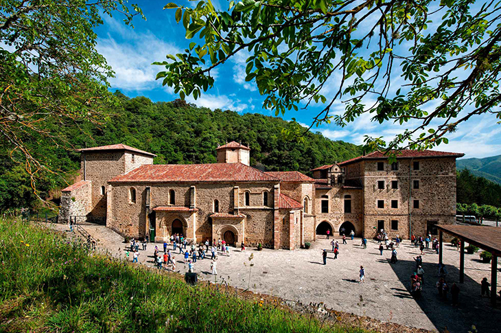 Sanktuarium Santo Toribio de Liébana przechowuje Lignum Crucis – największy zachowany fragment Krzyża, na którym według tradycji zmarł Jezus Chrystus Sanktuarium Santo Toribio de Liébana przechowuje Lignum Crucis – największy zachowany fragment Krzyża, na którym według tradycji zmarł Jezus Chrystus