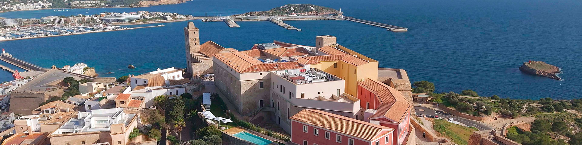 No alto da cidade, no coração de Dalt Vila, com vistas privilegiadas do porto, o Parador de Ibiza (número 99 da rede Paradores) oferece uma experiência de acomodação exclusiva onde o luxo se expressa na forma de calma, história e beleza © Paradores de Turismo