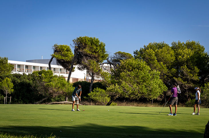 Pole golfowe przy hotelu Parador de Turismo w El Saler, zaprojektowane przez Javiera Aranę, zostało uznane przez brytyjski magazyn Today’s Golfer za najlepsze pole golfowe w Europie kontynentalnej pod względem stosunku jakości do ceny