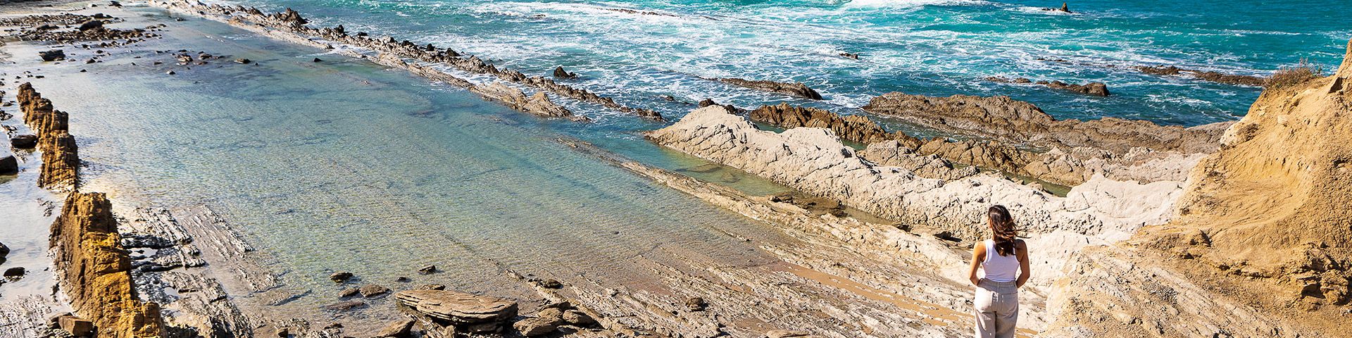 La Arnía Beach, located next to the Liencres Dunes Natural Park along the Costa Quebrada, is one of the top recommended outdoor activities for couples