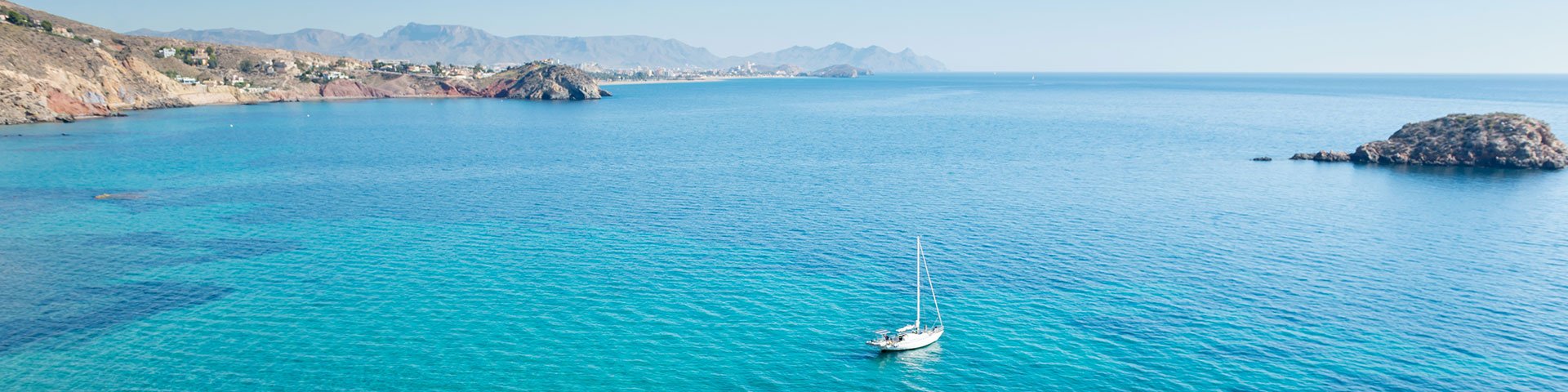 Las salidas en barco desde las costas de Mazarrón permiten al visitante avistar algunos cetáceos en su hábitat
