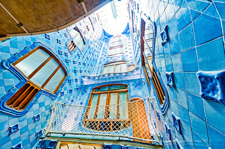 Casa Batlló, located at number 43 Paseo de Gracia, is a masterpiece that reflects Antoni Gaudí’s artistic genius