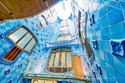 Casa Batlló, belägen på nummer 43 Paseo de Gracia, är ett mästerverk som speglar Antoni Gaudís konstnärliga genialitet Casa Batlló, belägen på nummer 43 Paseo de Gracia, är ett mästerverk som speglar Antoni Gaudís konstnärliga genialitet