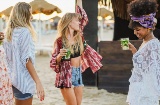 On the islands (the Balearics and Canaries), the tardeo extends into the night across bars, venues, and open-air spaces with live music On the islands (the Balearics and Canaries), the tardeo extends into the night across bars, venues, and open-air spaces with live music