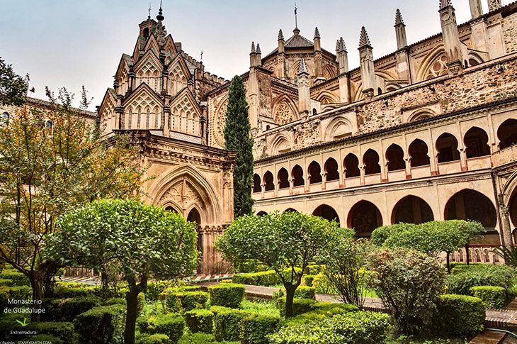 Siguiendo la Ruta de Carlos V, se puede visitar el Monasterio de Guadalupe en la provincia de Cáceres Siguiendo la Ruta de Carlos V, se puede visitar el Monasterio de Guadalupe en la provincia de Cáceres