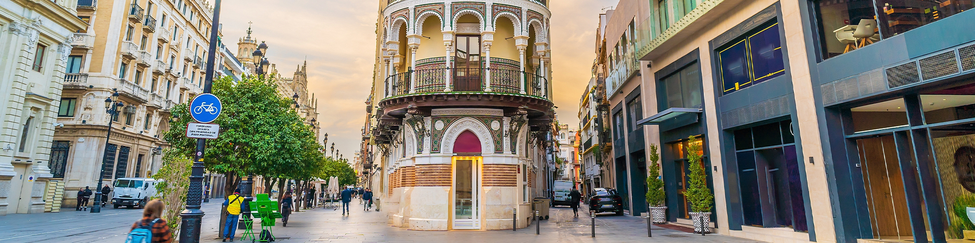 O centro histórico de Sevilha é o coração comercial da cidade, com a Calle Sierpes como ponto de encontro para  boutiques de moda, estabelecimentos de beleza, espaços gourmet  e joalherias