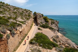 Licząca 5,74 km Vía Verde del Mar prowadzi wzdłuż dzikiego, skalistego wybrzeża pomiędzy Benicàssim i Oropesa del Mar (prowincja Castellón). Trasa jest częścią europejskiego szlaku rowerowego EuroVelo 8 Licząca 5,74 km Vía Verde del Mar prowadzi wzdłuż dzikiego, skalistego wybrzeża pomiędzy Benicàssim i Oropesa del Mar (prowincja Castellón). Trasa jest częścią europejskiego szlaku rowerowego EuroVelo 8