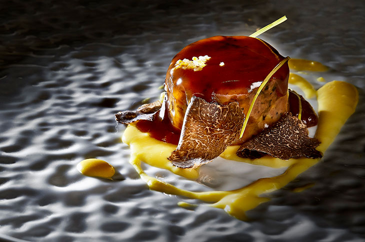 Producto de temporada y técnica de vanguardia se dan la mano en Paco Roncero Restaurante. En imagen, royal de gallo con mole y maíz