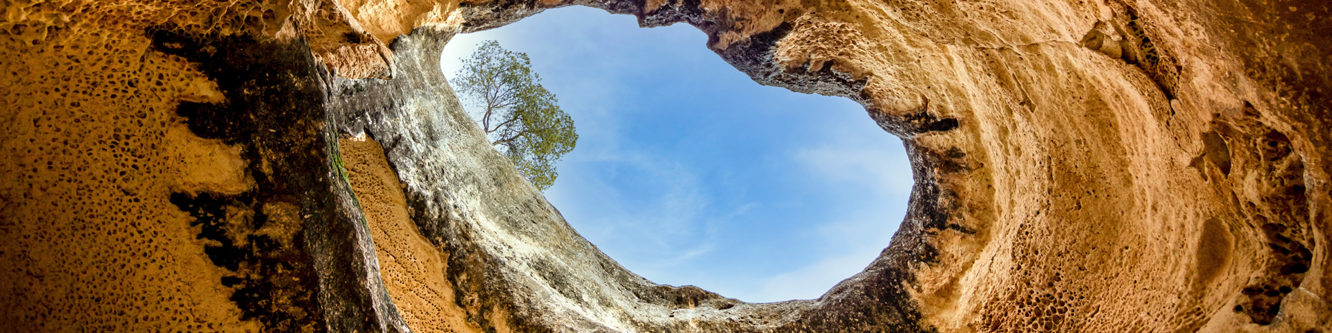 Monte Arabí, in Yecla (Murcia), een geïsoleerde berg van 1.068 meter hoog, erkend om zijn archeologische, biologische en geologische waarde maar ook om zijn legendes en grotschilderingen