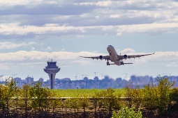Airlines such as Iberia and Air Europa will improve their connectivity between continents from summer onwards. In the picture, an airplane takes off from Adolfo Suárez Madrid-Barajas Airport
