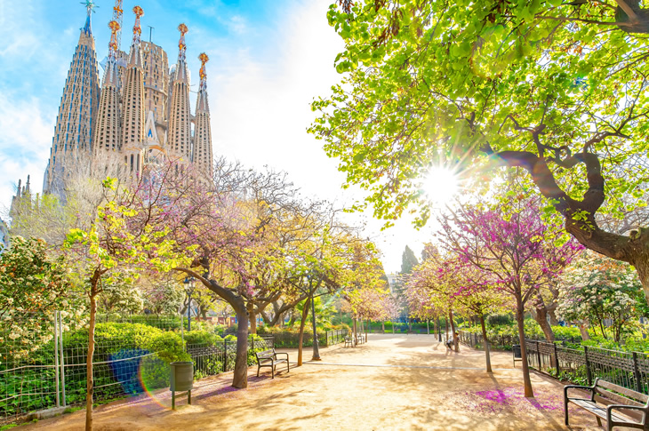 Sagrada Familia er Spaniens mest besøgte monument og den næstmest besøgte kirke i Europa, efter Peterskirken i Vatikanet Sagrada Familia er Spaniens mest besøgte monument og den næstmest besøgte kirke i Europa, efter Peterskirken i Vatikanet