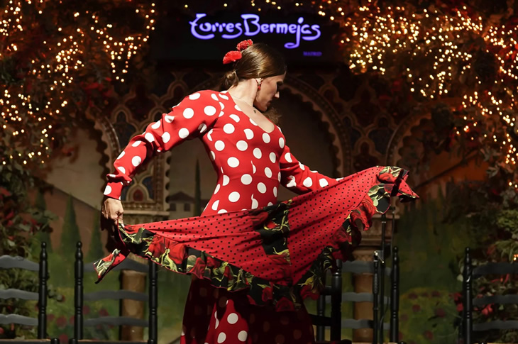 På Torres Bermejas tablao mødes top flamencokunstnere for at levere en uforglemmelig live sang- og danseforestilling uden mikrofoner På Torres Bermejas tablao mødes top flamencokunstnere for at levere en uforglemmelig live sang- og danseforestilling uden mikrofoner