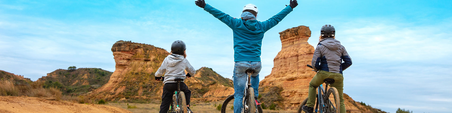 Passeio de bicicleta em família pelo Deserto de Los Monegros © Shutterstock